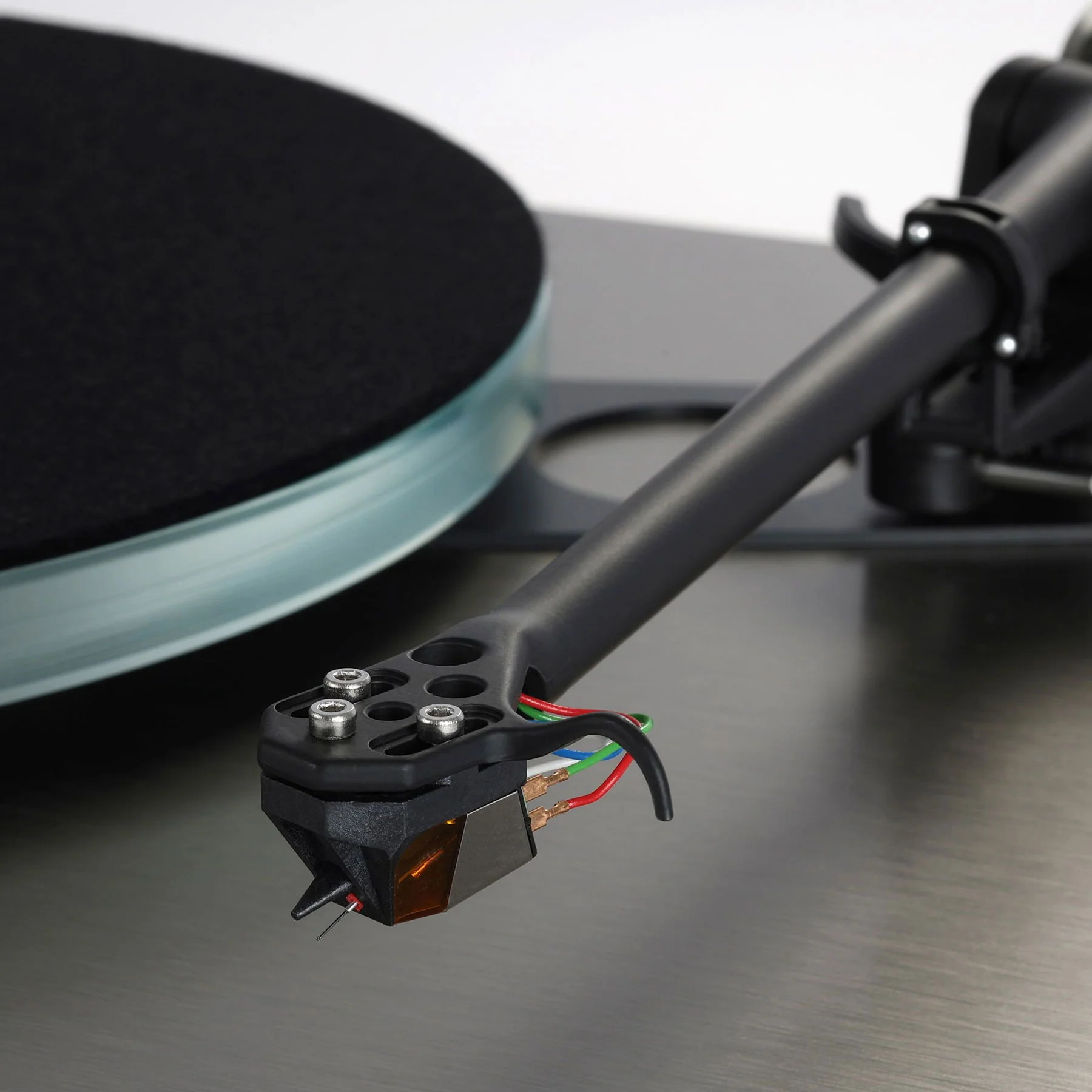 Rega: Planar 6 RS Turntable w/ ND9 Cartridge - Aluminum - Image 5
